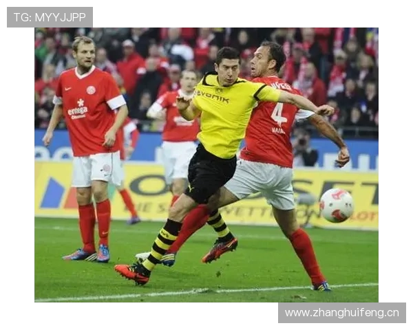 莱万多夫斯基下飞机那套行头，瞬间把我的购物车秒成奢望